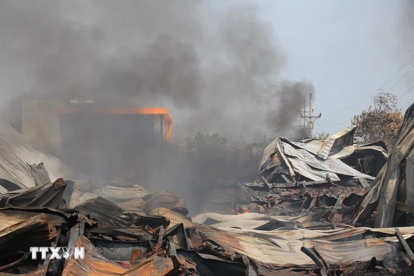 Hiện trường vụ cháy tại Công ty Cổ phần Sản xuất và Thương mại LTT, Khu công nghiệp Âu Lâu, phường Âu Lâu, tỉnh Lào Cai tối 29/7.