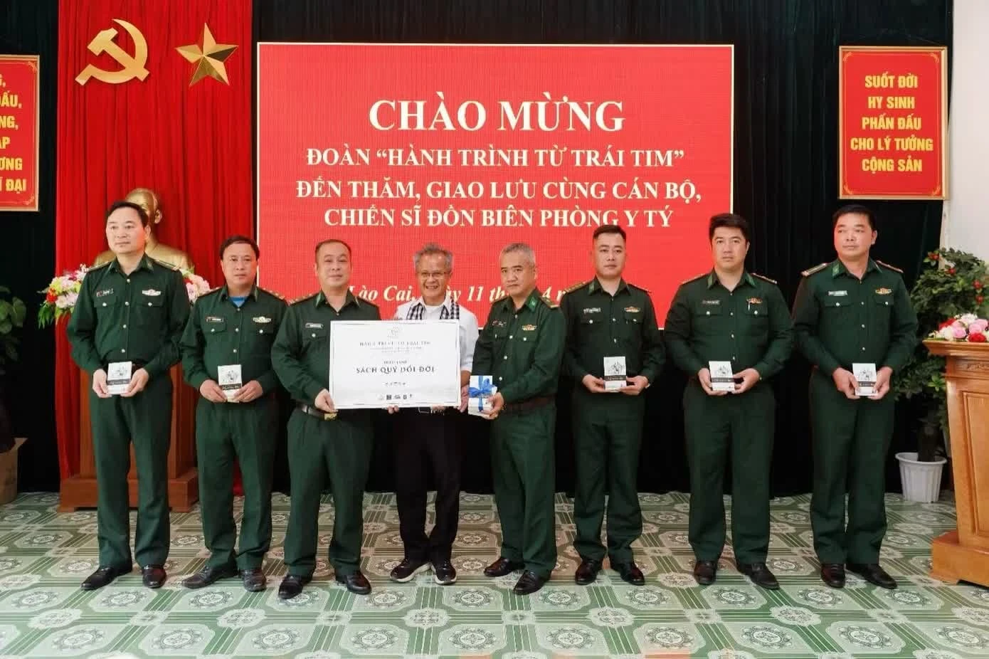 Những cuốn sách trong “Tủ sách đổi đời” cùng nhiều phần quà thiết thực đã được Hành trình Từ Trái Tim trao tặng cán bộ, chiến sĩ Đồn biên Phòng Y Tý.