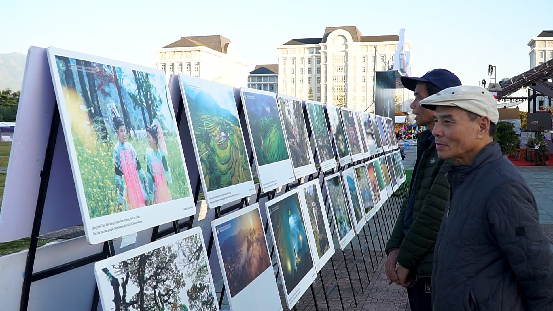 Khu vực triển lãm ảnh đẹp du lịch tại Tuần Du lịch - Văn hóa Lai Châu năm 2025 thu hút nhiều người xem.