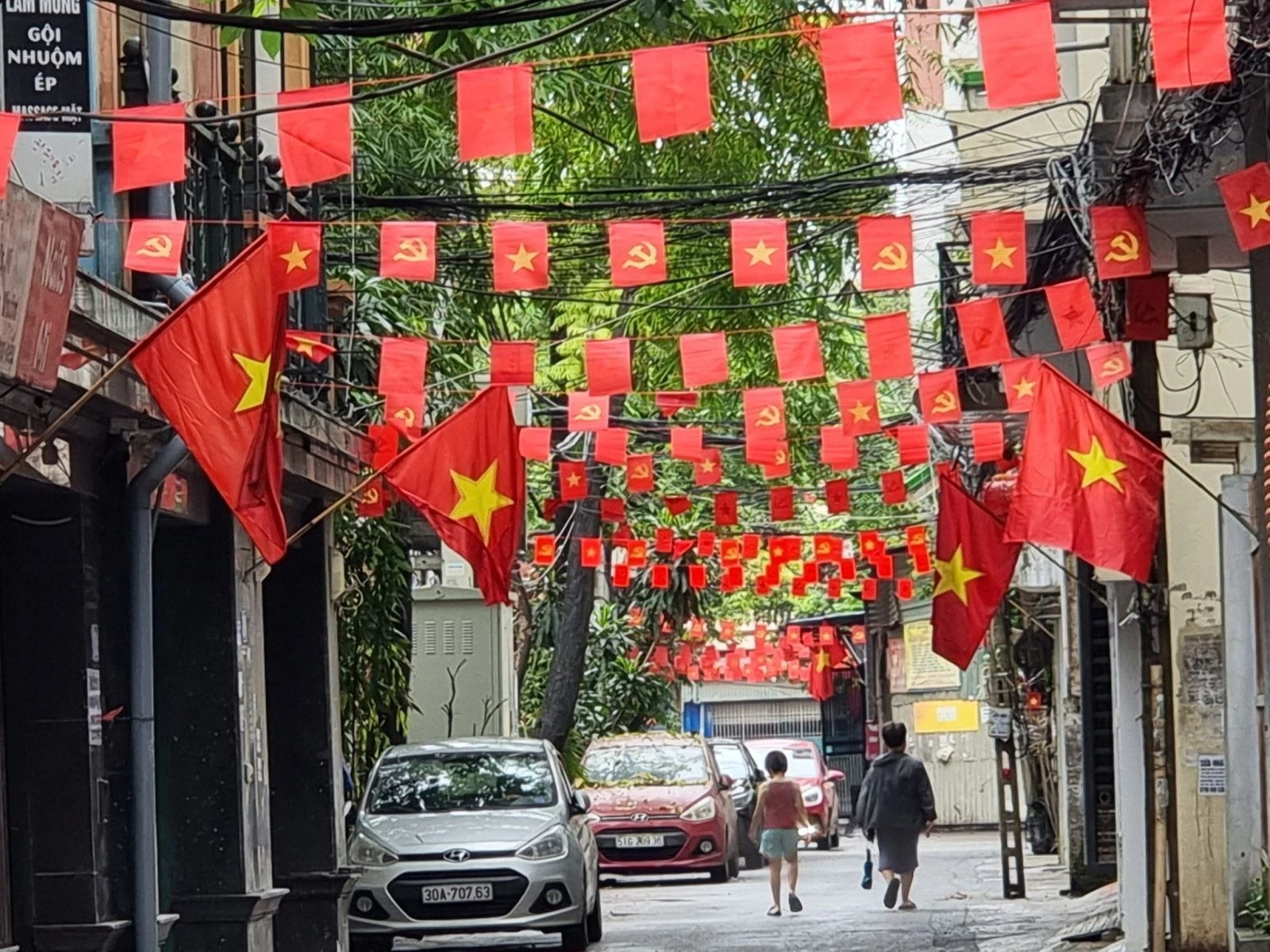 Treo cờ dịp lễ Tết trên các phố Hà Nội.