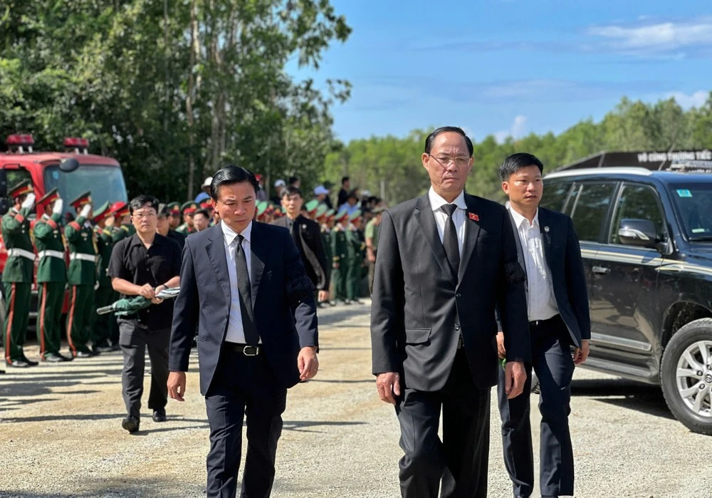 Phó Chủ tịch Quốc hội Trần Quang Phương tiễn đưa nguyên Chủ tịch nước Trần Đức Lương về nơi an nghỉ cuối cùng.