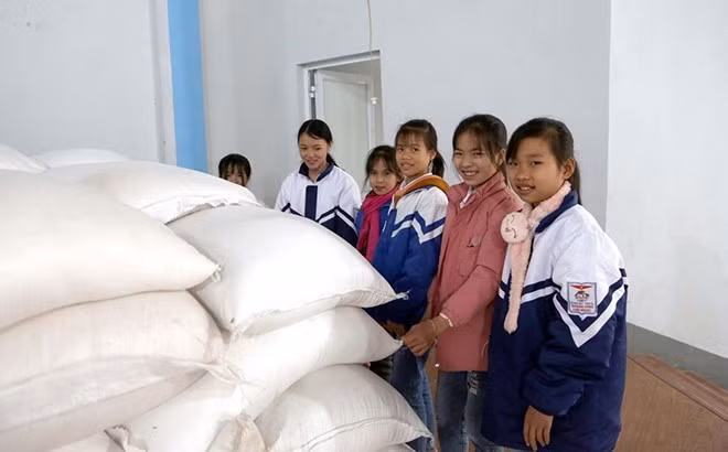 Gạo dự trữ quốc gia hỗ trợ học sinh đã giúp các em tại các vùng khó khăn yên tâm tới trường.