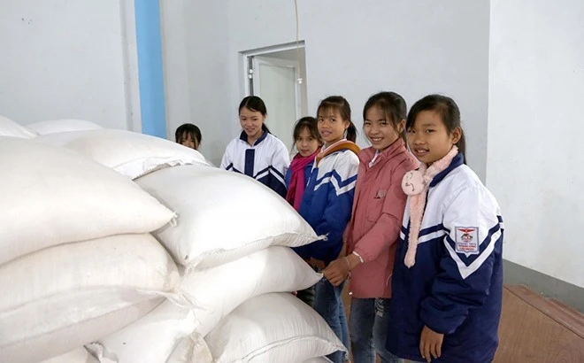 Gạo dự trữ quốc gia hỗ trợ học sinh đã giúp các em tại các vùng khó khăn yên tâm tới trường.