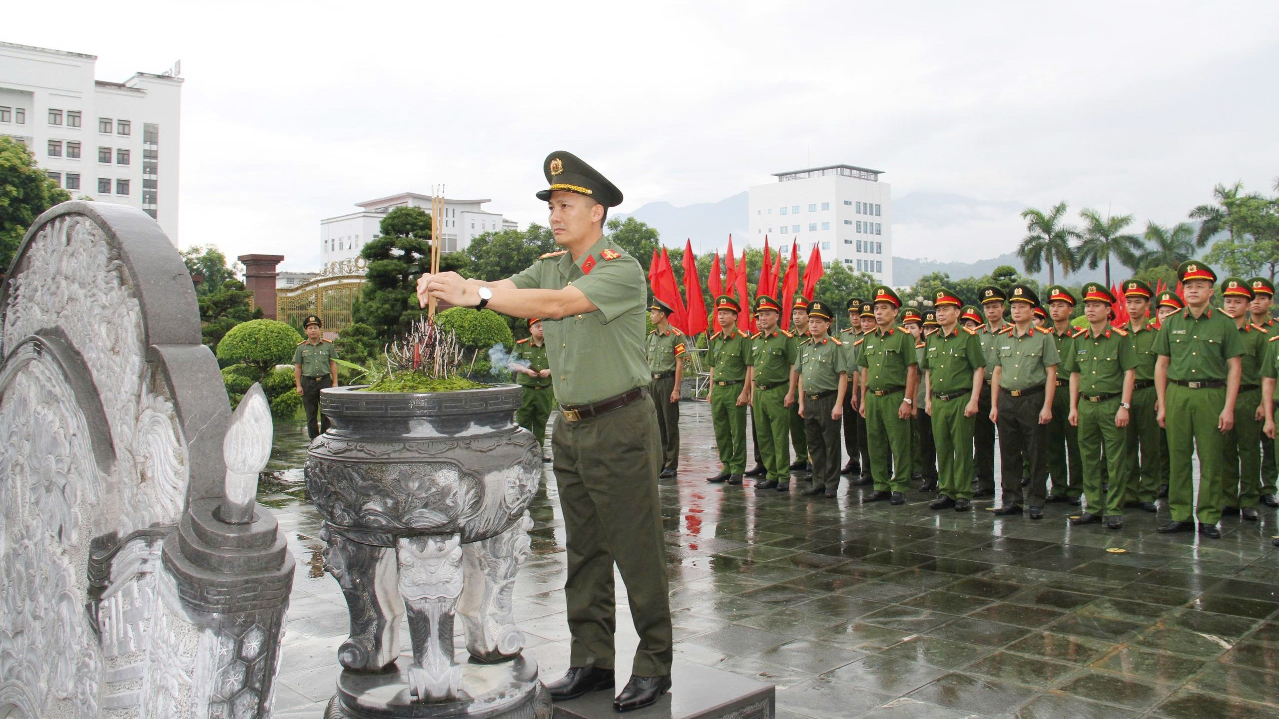 Đồng chí Đại tá Nguyễn Tiến Đỗ, Phó Giám đốc Công an tỉnh chủ trì Đoàn đại biểu dâng hương tại Nghĩa trang Liệt sĩ tỉnh tại phường Cam Đường. Đồng chí Đại tá Nguyễn Tiến Đỗ, Phó Giám đốc Công an tỉnh chủ trì Đoàn đại biểu dâng hương tại Nghĩa trang Liệt sĩ tỉnh tại phường Cam Đường.
