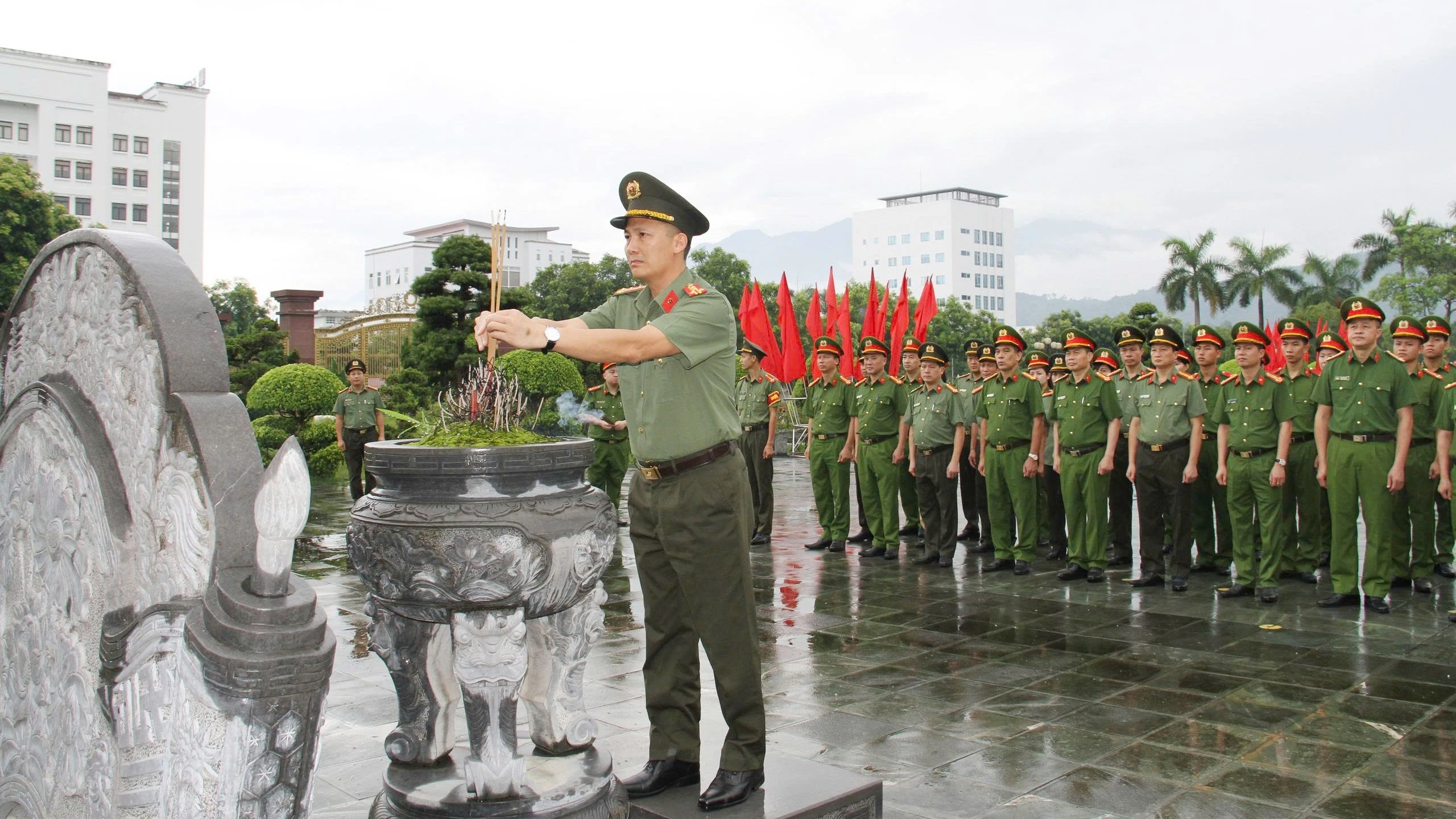 Đồng chí Đại tá Nguyễn Tiến Đỗ, Phó Giám đốc Công an tỉnh chủ trì Đoàn đại biểu dâng hương tại Nghĩa trang Liệt sĩ tỉnh tại phường Cam Đường.