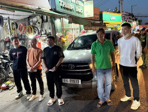 Cục Quản lý xuất nhập cảnh phối hợp với Phòng CSGT Công an TP Hồ Chí Minh kiểm tra, phát hiện xe ô tô do ông Nguyễn Chí Dũng, quốc tịch Việt Nam điều khiển, chở 4 người nước ngoài có nhiều biểu hiện nghi vấn.