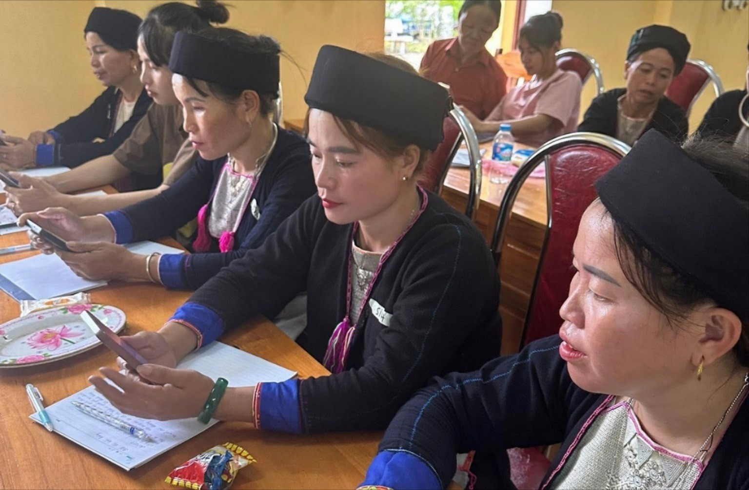 Nông dân xã Lâm Giang được tập huấn sử dụng điện thoại thông minh bán hàng trên các nền tảng mạng xã hội. 554106297-3465986470218448-6503167161047621156-n-2102.jpg