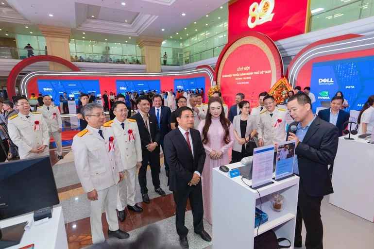 Bộ trưởng Tài chính Nguyễn Văn Thắng và Cục trưởng Cục Thuế Mai Xuân Thành cùng các đại biểu tham quan không gian trưng bày các ứng dụng công nghệ thông tin về lĩnh vực thuế tại Hội chợ Chuyển đổi số ngành Thuế.