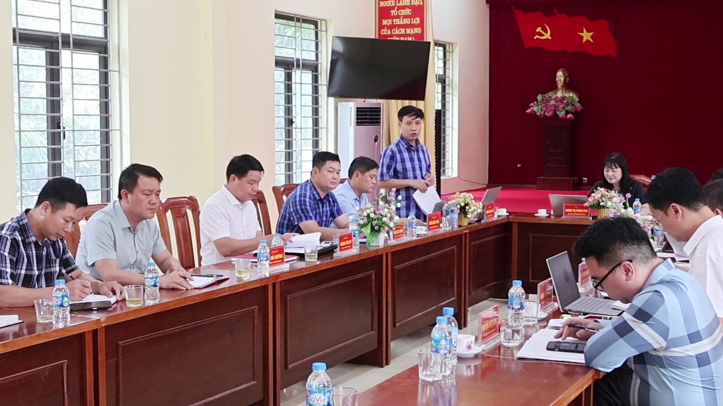 Lãnh đạo xã Lâm Thượng báo cáo tại buổi khảo sát. lanh-dao-xa-bao-cao-ket-qua-thuc-hien-nhiem-vu-phat-trien-kt-xh-sau-khi-thuc-hien-chinh-quyen-dia-phuong-2-cap.jpg