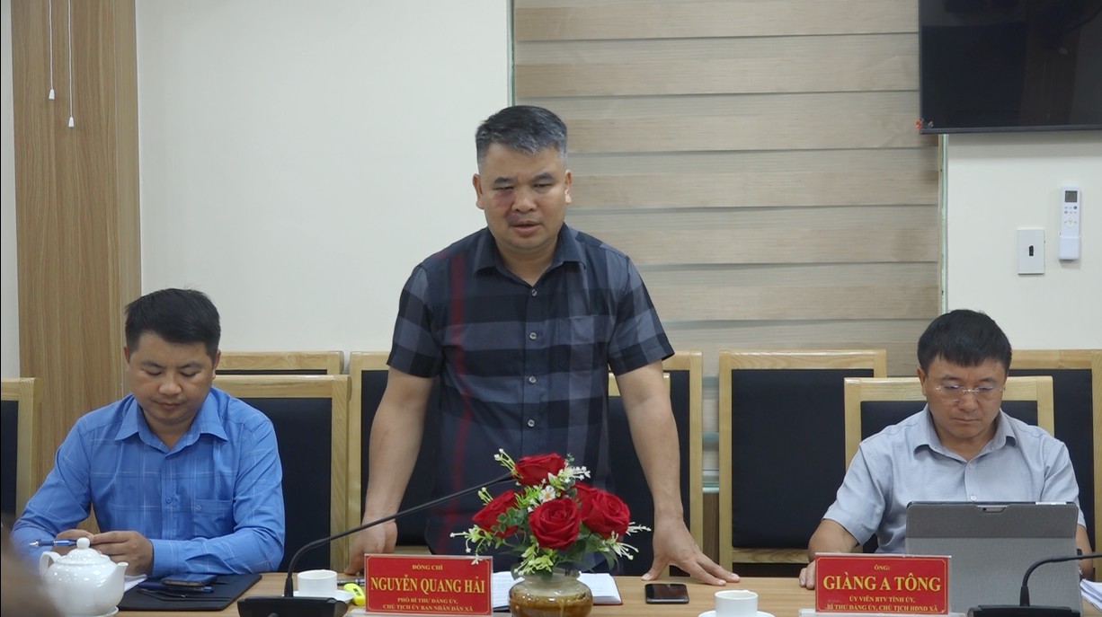 Lãnh đạo xã Hạnh Phúc báo cáo tại buổi khảo sát. lanh-dao-xa-hanh-phuc-phat-bieu-tai-buoi-lam-viec.png