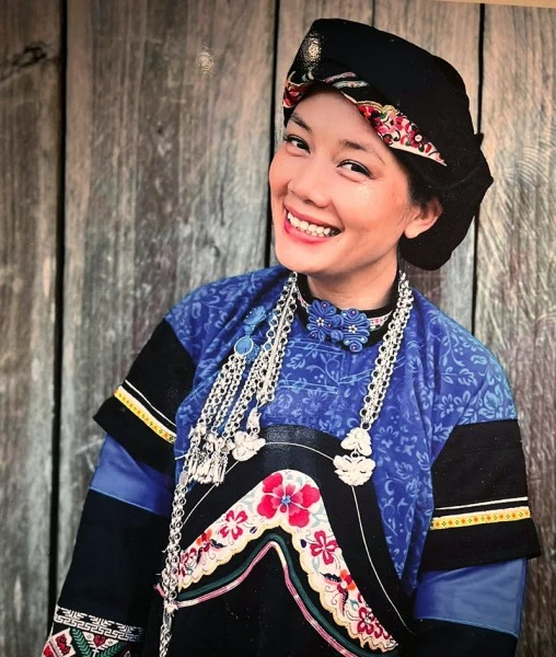 Tác giả Nguyễn Bông Mai trong bộ trang phục dân tộc.