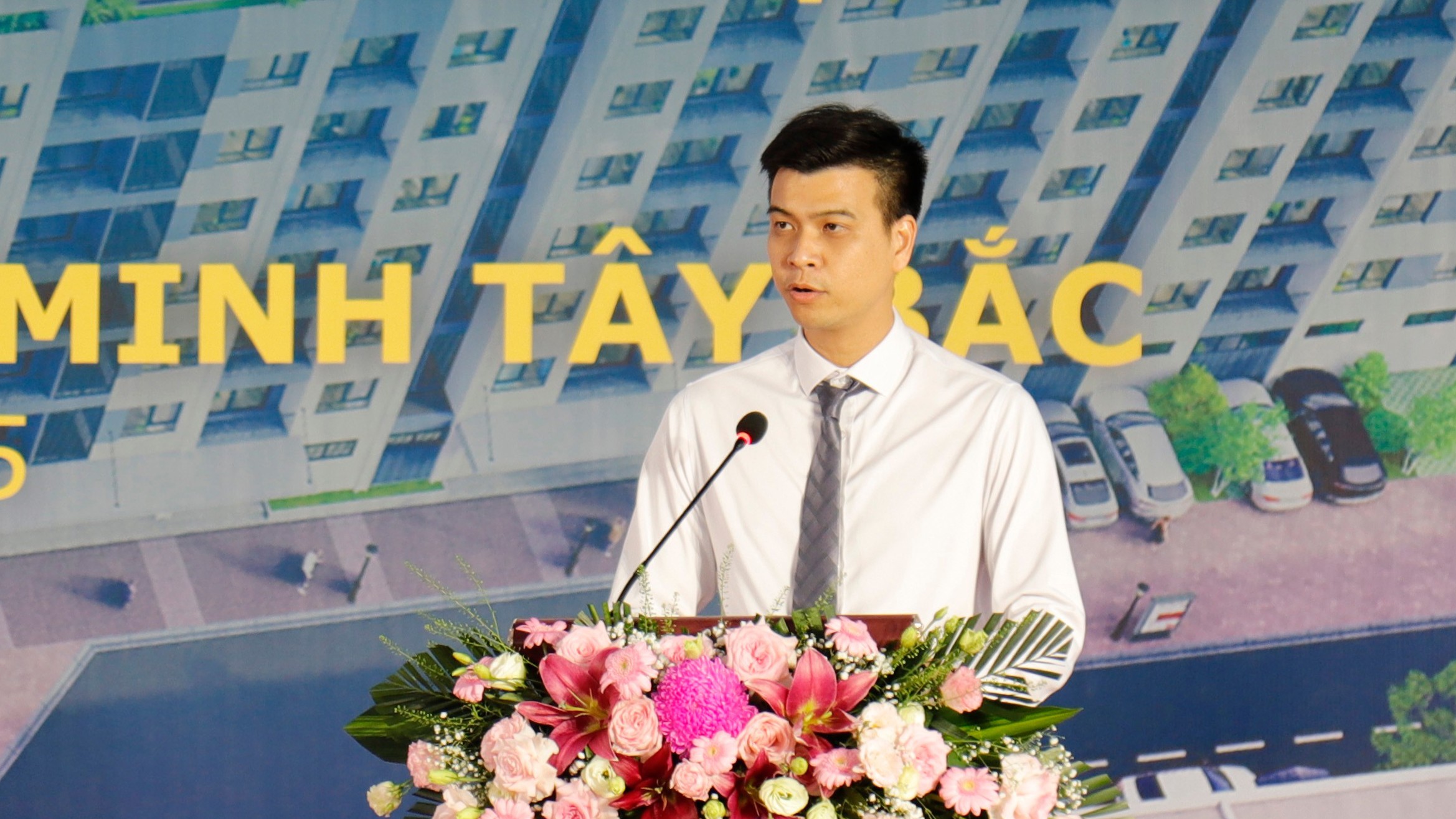 Đại diện Công ty Cổ phần Đầu tư Bình Minh Tây Bắc phát biểu tại buổi lễ. chu-dau-tu-phat-bieu.jpg