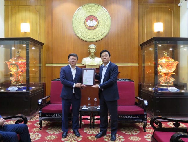 Ông Cao Xuân Thạo - Ủy viên Đoàn Chủ tịch, Trưởng Ban Công tác xã hội Cơ quan UBTƯ MTTQ Việt Nam trao thư cảm ơn Ban Tuyên giáo và Dân vận Trung ương.