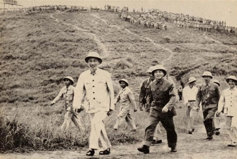 Chủ tịch Hồ Chí Minh thăm bộ đội diễn tập năm 1957. Ảnh tư liệu
