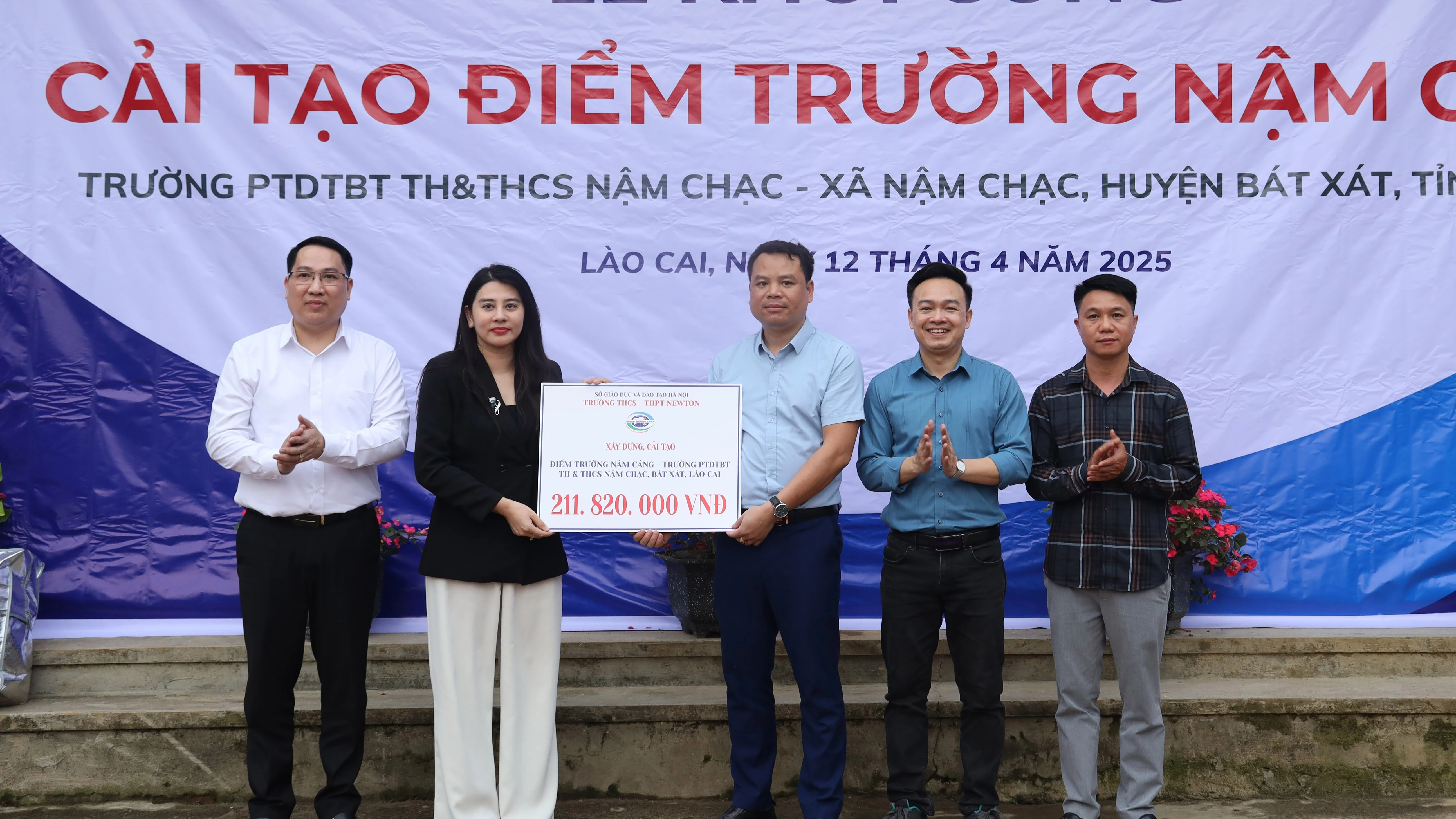 bgh-truong-newton-trao-qua-kinh-phi-ung-ho-xay-dung-diem-truong-nam-cang-1740.jpg