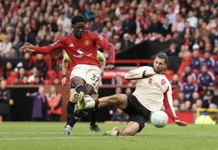 Kobbie Mainoo ghi bàn quyết định cho Man United.