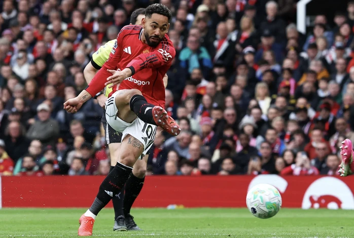 Matheus Cunha mở tỉ số sớm cho Man United.