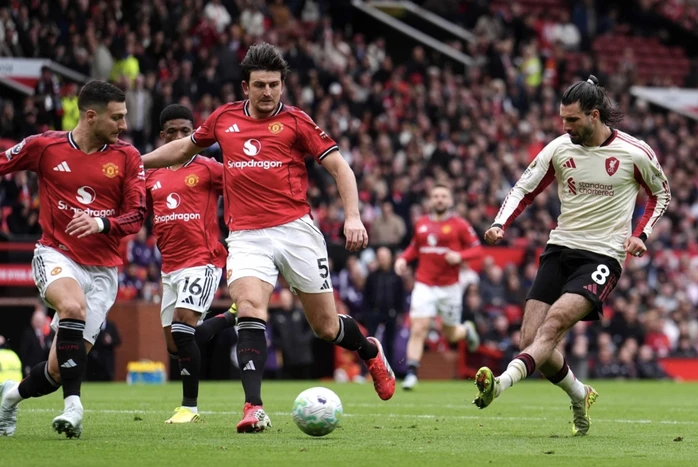 Dominik Szoboszlai rút ngắn tỉ số còn 1-2 cho Liverpool.