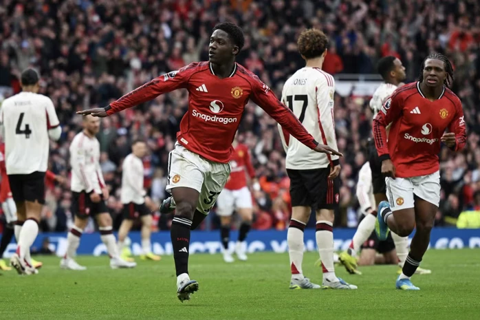 Sân Old Trafford như phát cuồng với bàn thắng của tiền vệ trẻ.