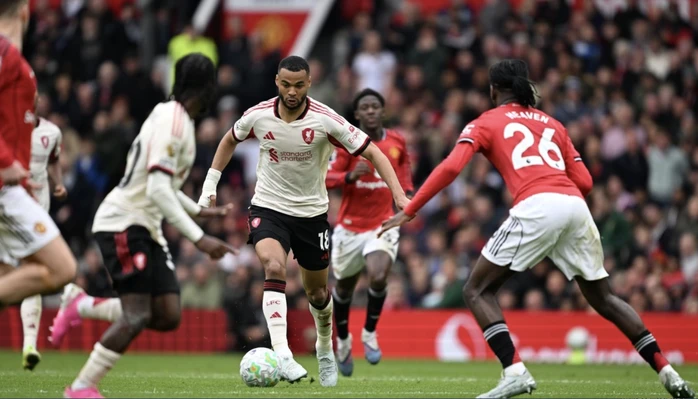 Liverpool gỡ hòa cũng chóng vánh không kém khi để thủng lưới đầu trận.