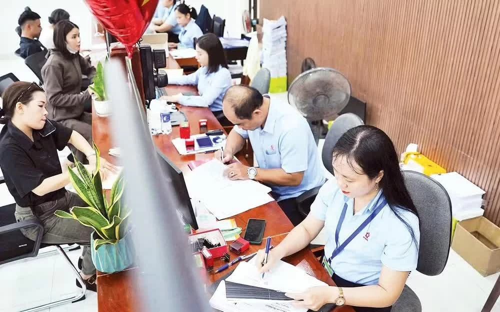 Cán bộ làm việc tại Trung tâm phục vụ hành chính công phường Hải Châu, Đà Nẵng. (Ảnh: ANH ĐÀO)