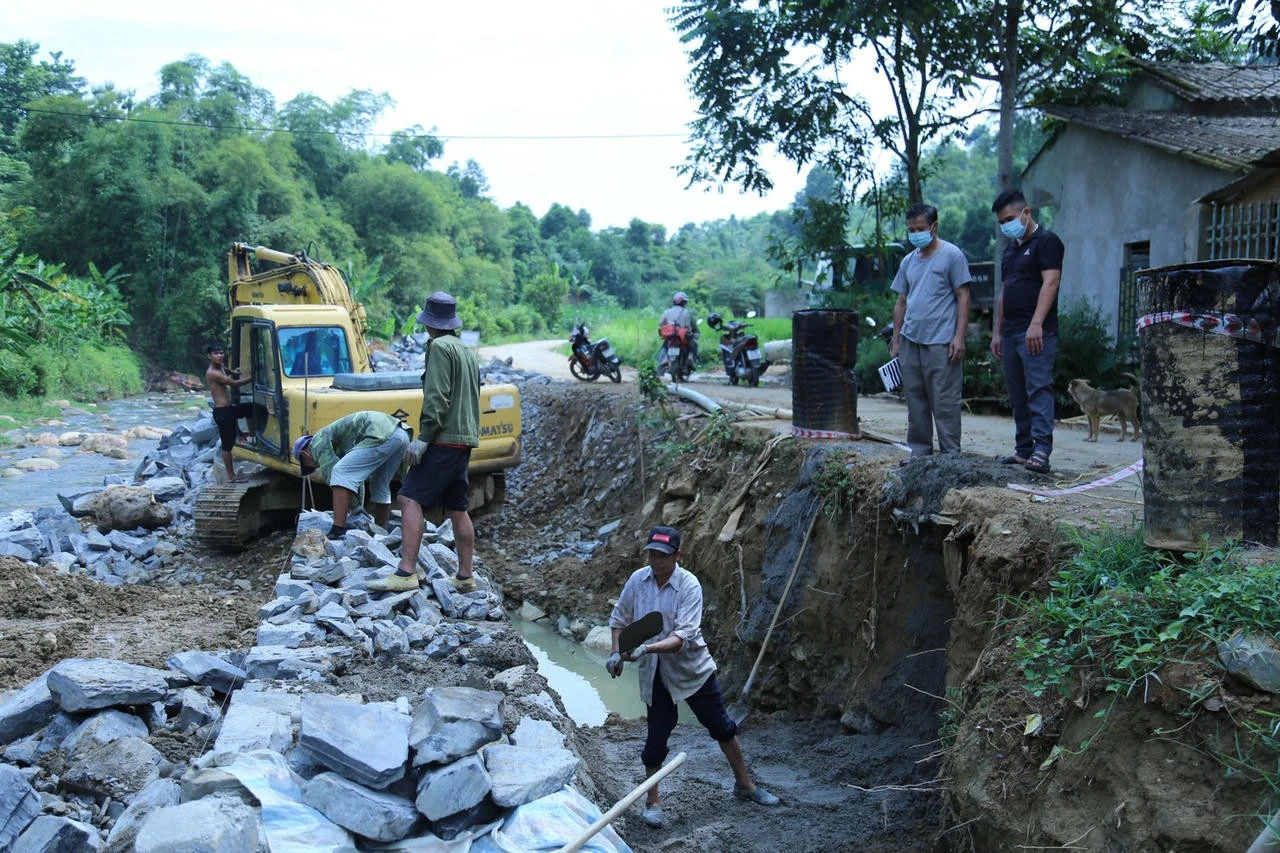 Ban giám sát đầu tư của cộng đồng tại xã Bát Xát giám sát công trình kè thủy lợi. Ảnh: Cao Cường.