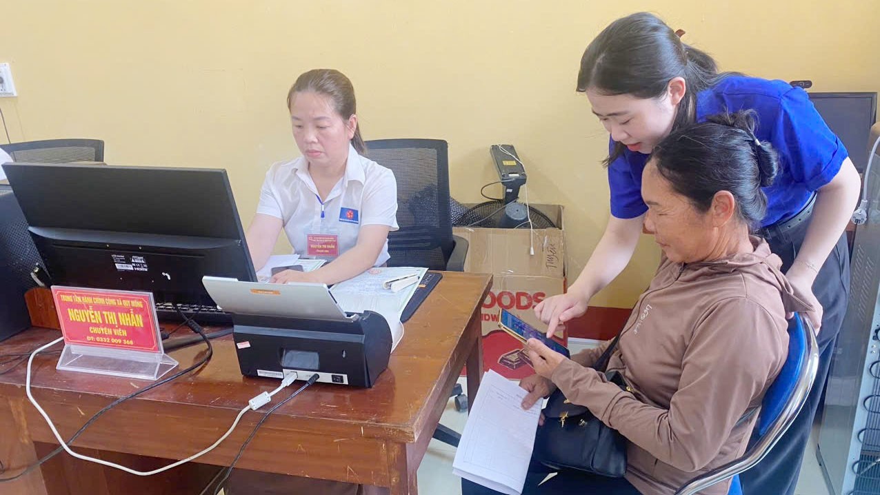 Đoàn viên, thanh niên hướng dẫn người dân nộp hồ sơ trực tuyến. hcc-quymong2.jpg