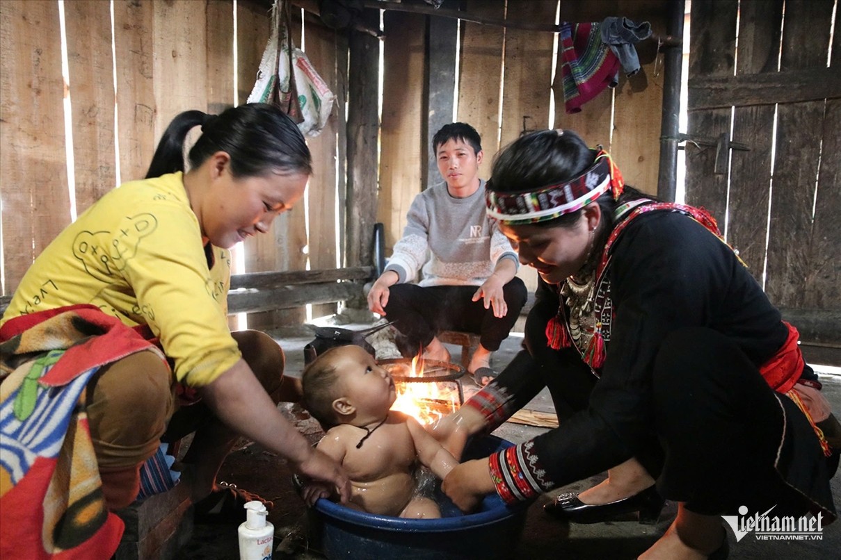 Cô đỡ thôn bản hướng dẫn bà mẹ chăm sóc trẻ sau sinh. w-trong-bao-anh-1-2166.jpg