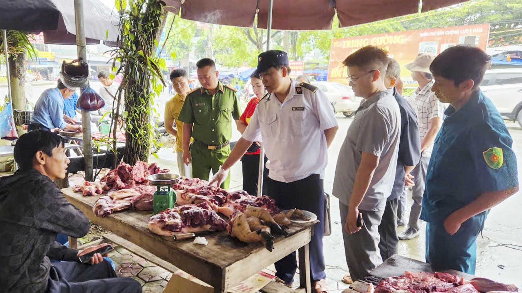 Tổ công tác kiểm tra hoạt động kinh doanh mặt hàng thịt lợn tại chợ. kiem-tra-cac-sap-hang-ban-thit-lon.jpg