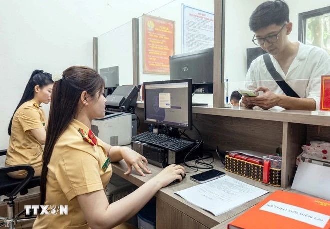 Người dân đến làm thủ tục đăng ký xe tại Công an phường Cửa Nam, thành phố Hà Nội.