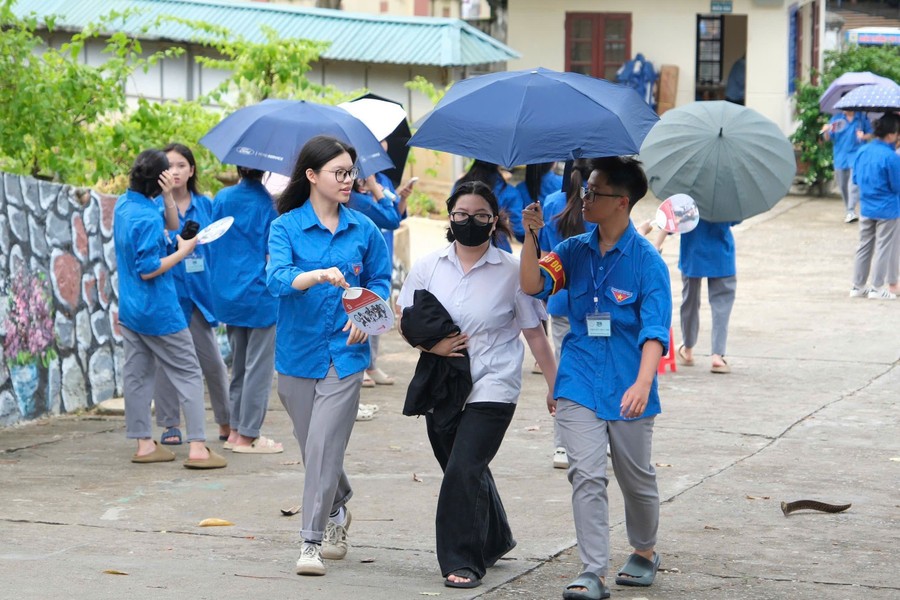 Thí sinh Lào Cai dự thi tại kỳ thi tốt nghiệp THPT năm 2025 trong tâm lý thoải mái, nhẹ nhàng. Thí sinh Lào Cai dự thi tại kỳ thi tốt nghiệp THPT năm 2025 trong tâm lý thoải mái, nhẹ nhàng.