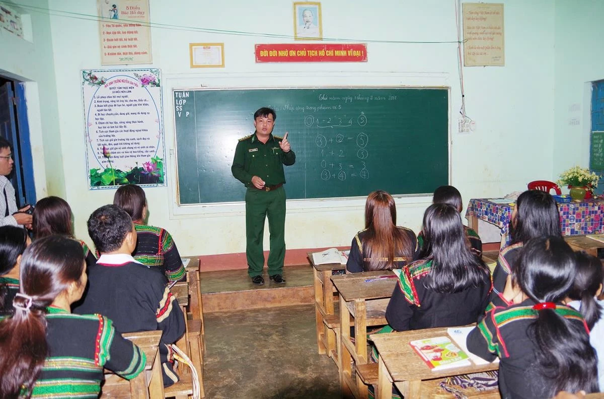 Cán bộ Đồn Biên phòng cửa khẩu Thuận An, BĐBP Đắk Nông dạy xóa mù chữ cho đồng bào dân tộc thiểu số trên địa bàn.