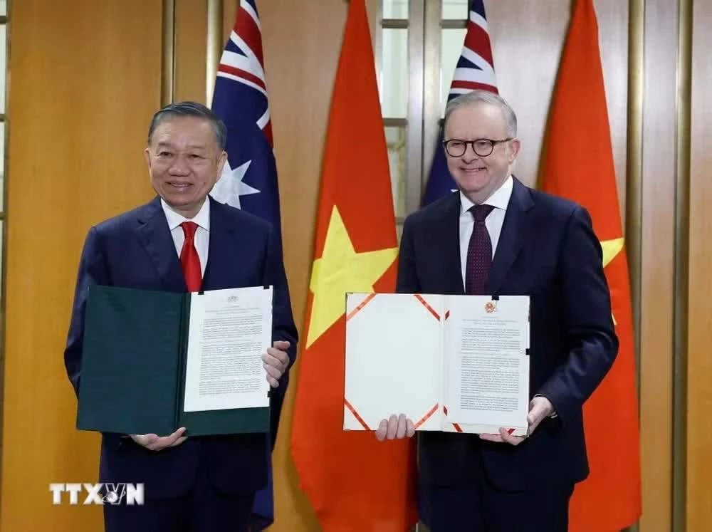 Tổng Bí thư, Chủ tịch nước Tô Lâm và Thủ tướng Australia Anthony Albanese trao Tuyên bố chung.