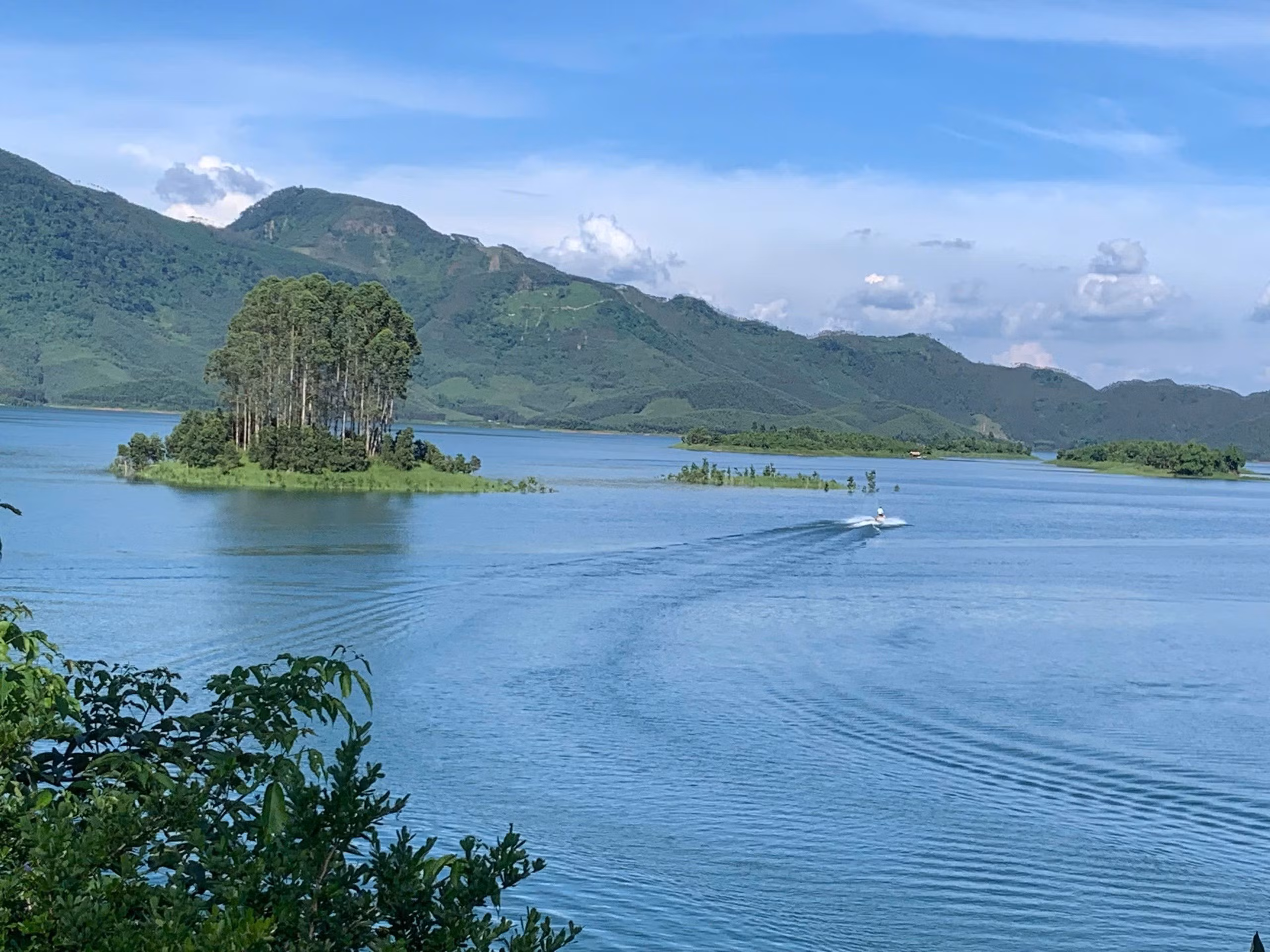 Hồ Thác Bà có trên 1.300 hòn đảo lớn nhỏ có các điều kiện thời tiết, khí hậu giống nhau.