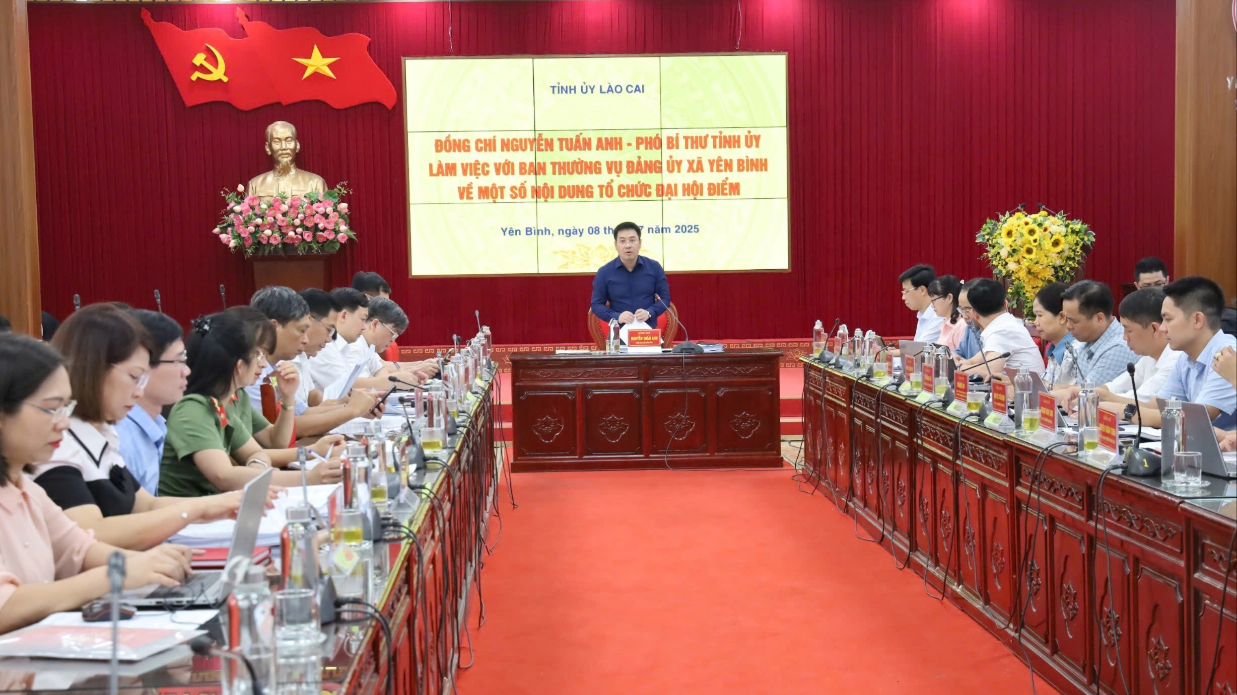 Quang cảnh buổi làm việc. z6783986087111-8fec623c05cb00cd3fce04ff887603af-7292.jpg