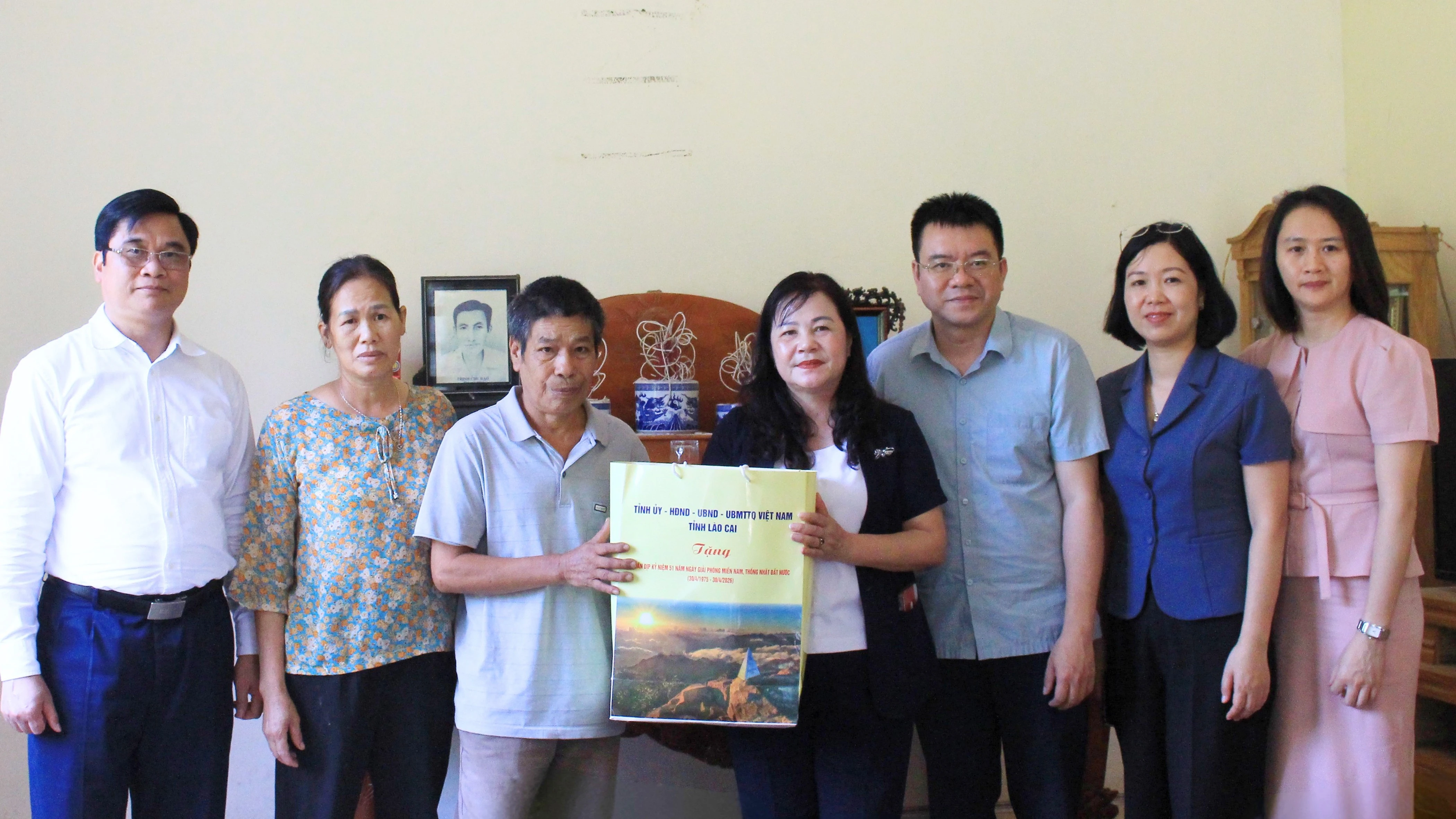 Đoàn công tác thăm, tặng quà ông Trịnh Văn Tạ.