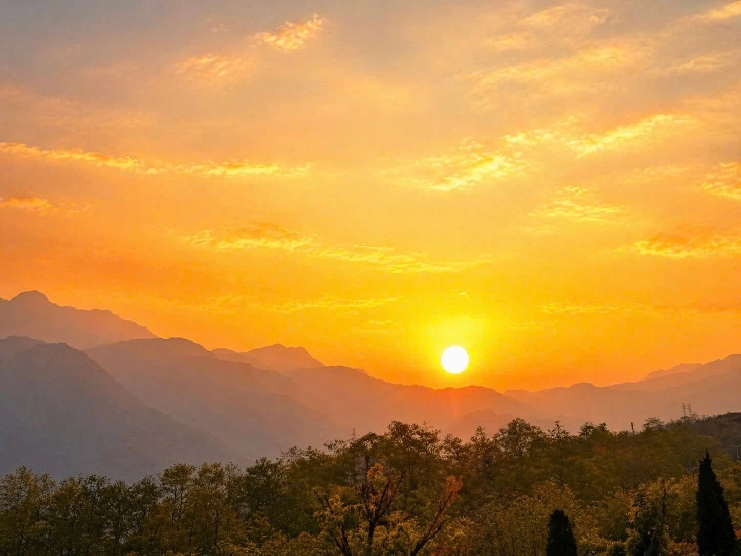 Hoàng hôn trên đèo Ô Quy Hồ là vẻ đẹp hút hồn khiến bất cứ du khách nào đi ngang qua cũng muốn dừng chân thật lâu.