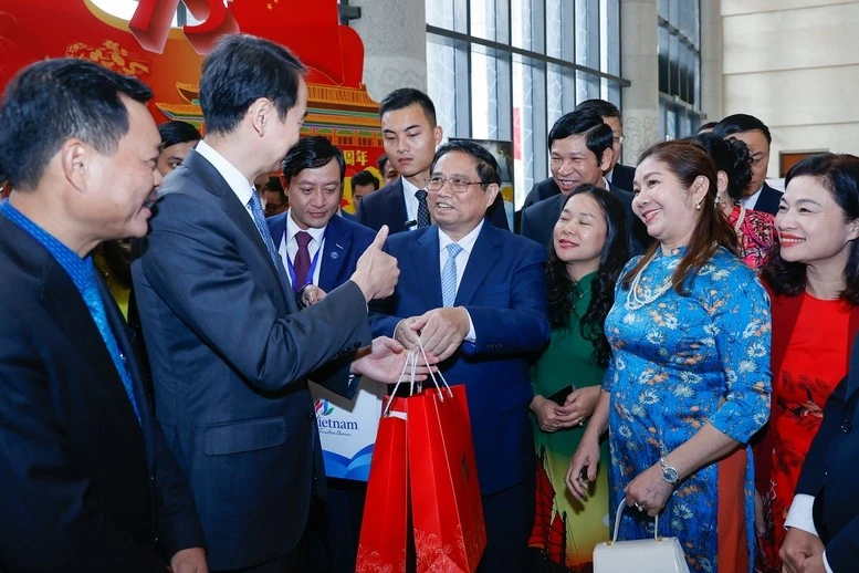 Thủ tướng tặng Trưởng Ban Tổ chức Tỉnh ủy tỉnh Vân Nam Lưu Phi một số nông sản đặc sắc của Việt Nam.