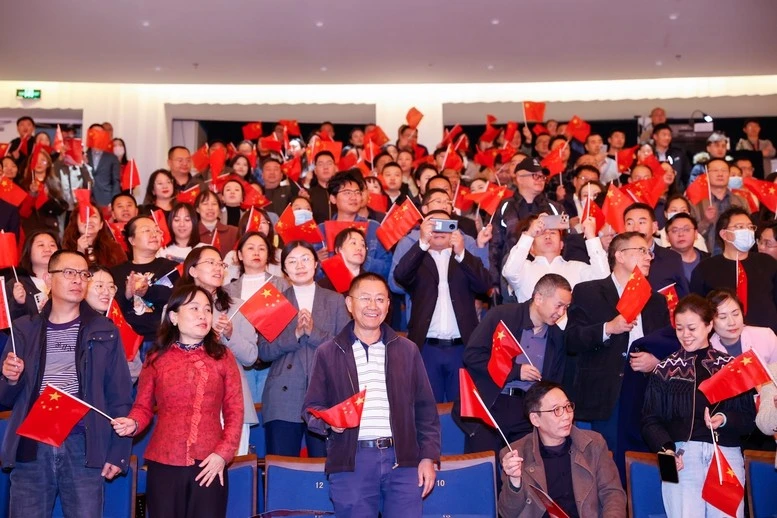 Các đại biểu nhiệt liệt chào đón Thủ tướng lễ hội văn hoá-du lịch Việt Nam tại Vân Nam.