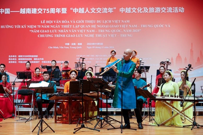 Những tác phẩm âm nhạc mang màu sắc văn hóa của cả hai quốc gia được nghệ sĩ hai nước biểu diễn bằng các nhạc cụ dân tộc.