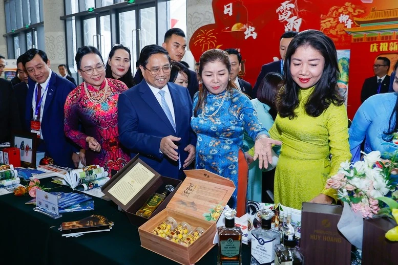 Thủ tướng thăm gian giới thiệu sản phẩm Việt Nam tại lễ hội văn hoá-du lịch Việt Nam tại Vân Nam.