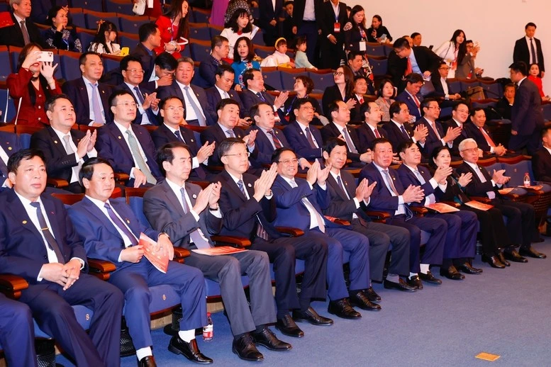 Thủ tướng và đoàn công tác, cùng đông đảo khán giả hai nước thưởng thức chương trình giao lưu nghệ thuật do các nghệ sĩ Việt Nam và Trung Quốc thể hiện.