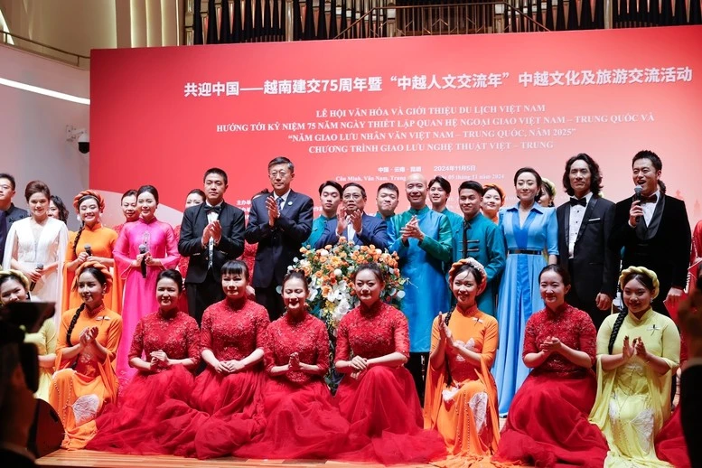 Thủ tướng chúc mừng, cảm ơn các nghệ sĩ hai nước đã mang đến cho khán giả chương trình có chất lượng nghệ thuật cao; đặc biệt, thể hiện tinh thần đoàn kết, hữu nghị giữa hai đất nước, nhân dân hai nước.