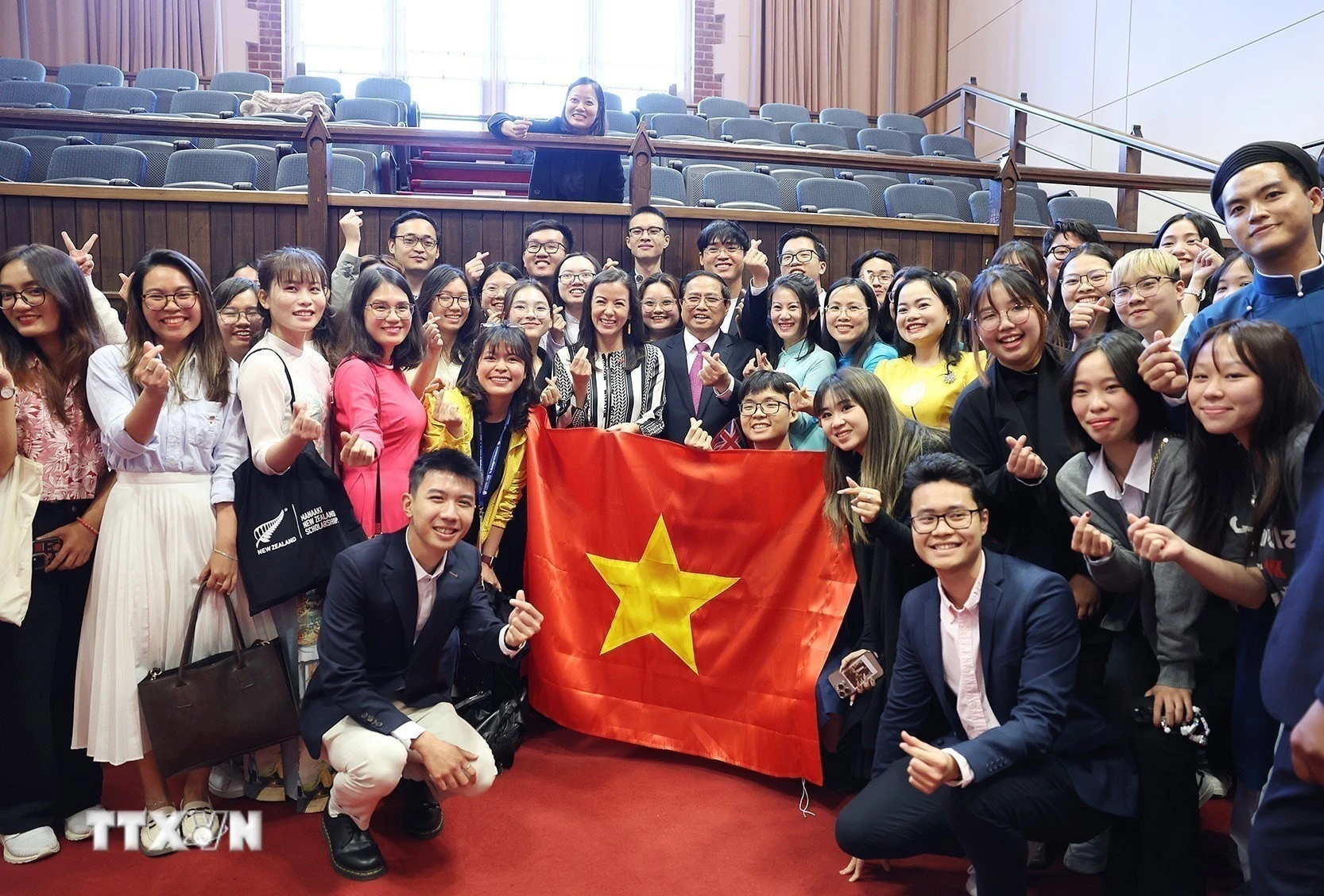 Thủ tướng Phạm Minh Chính với sinh viên Việt Nam đang học tại Đại học Victoria.