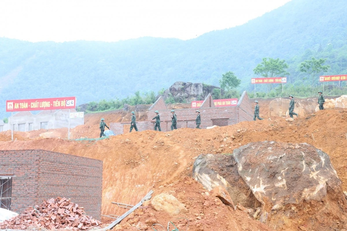 Không khí thi công tất bật mỗi ngày.