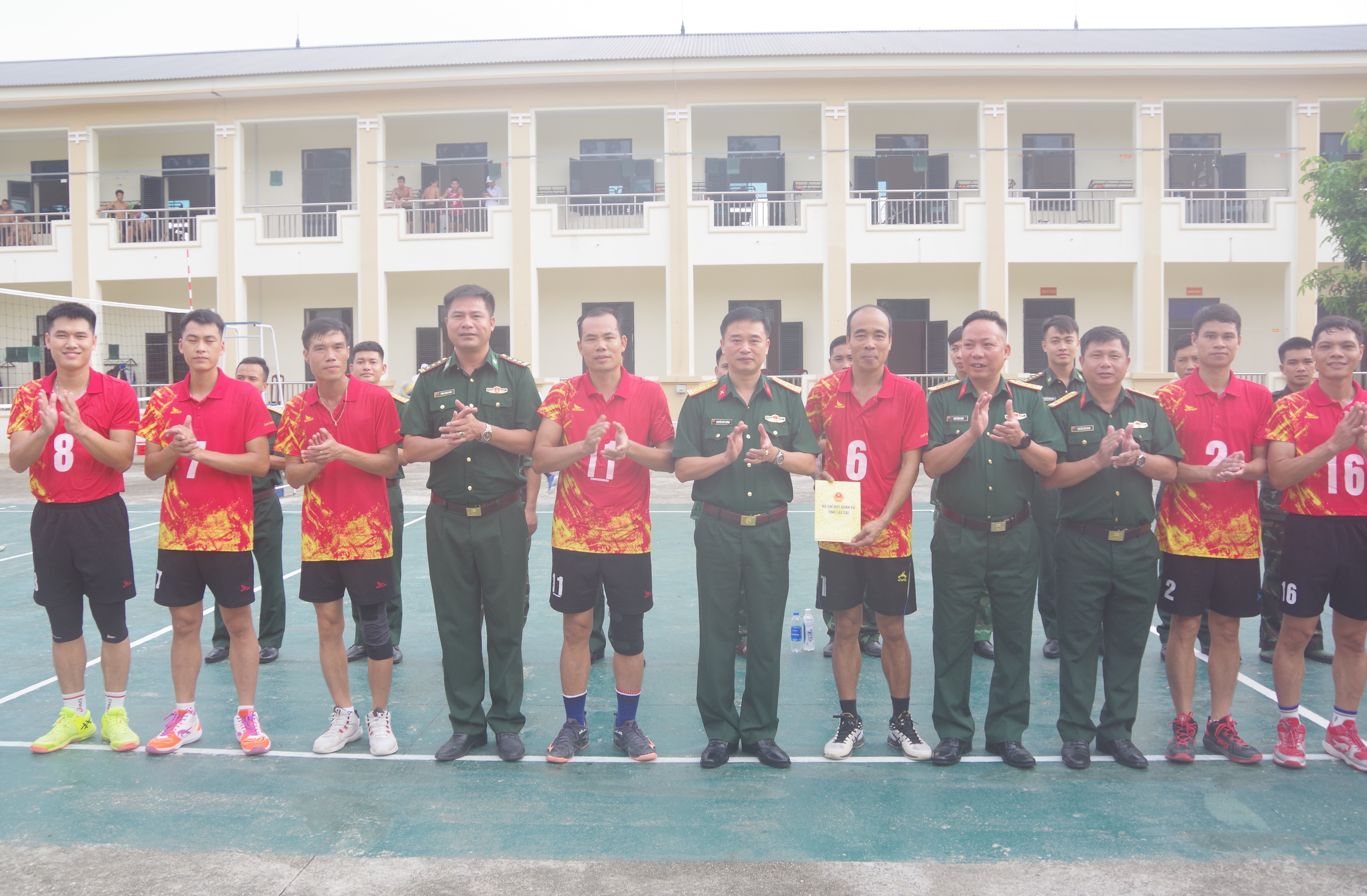 Đại tá Nguyễn Đức Cương (đứng chính giữa) cùng Đoàn công tác tặng quà các vận động viên tham gia hội thao. a1-2.jpg