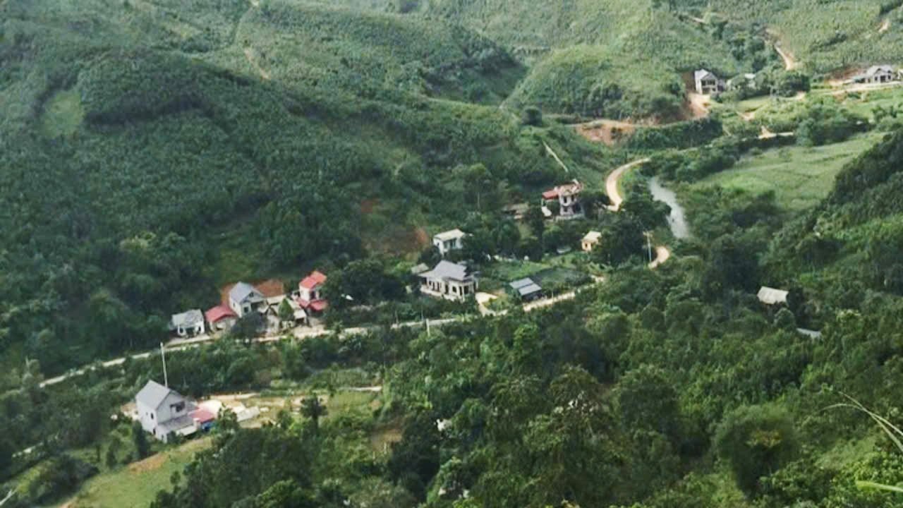 Thôn người Dao nằm xen dưới màu xanh của quế. img-3336.jpg