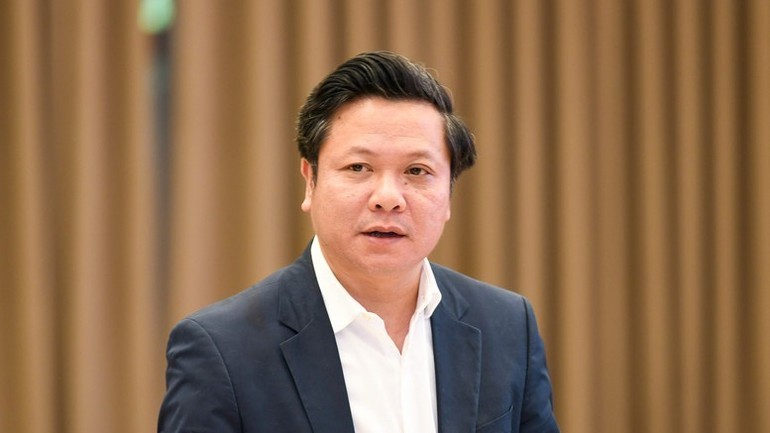 Ông Phan Trung Tuấn, Vụ trưởng Vụ Chính quyền địa phương, Bộ Nội vụ, trả lời câu hỏi của các phóng viên. (Ảnh: VGP)