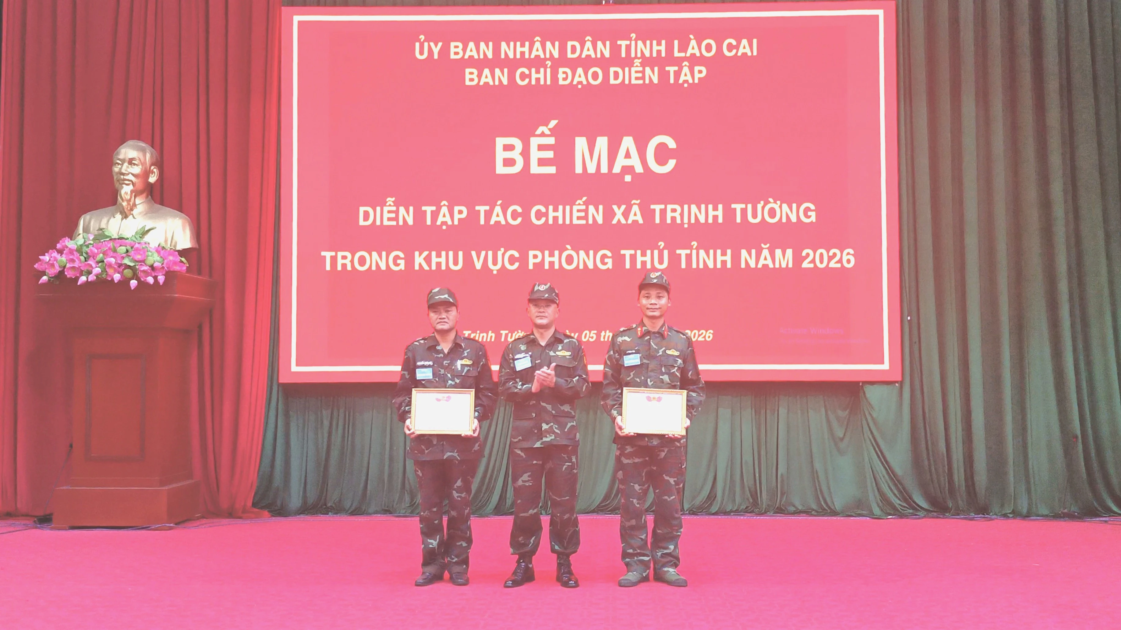 7-trao-giay-khen-cho-2-tap-the-va-12-ca-nhan-co-thanh-tich-xuat-sac-8800.jpg