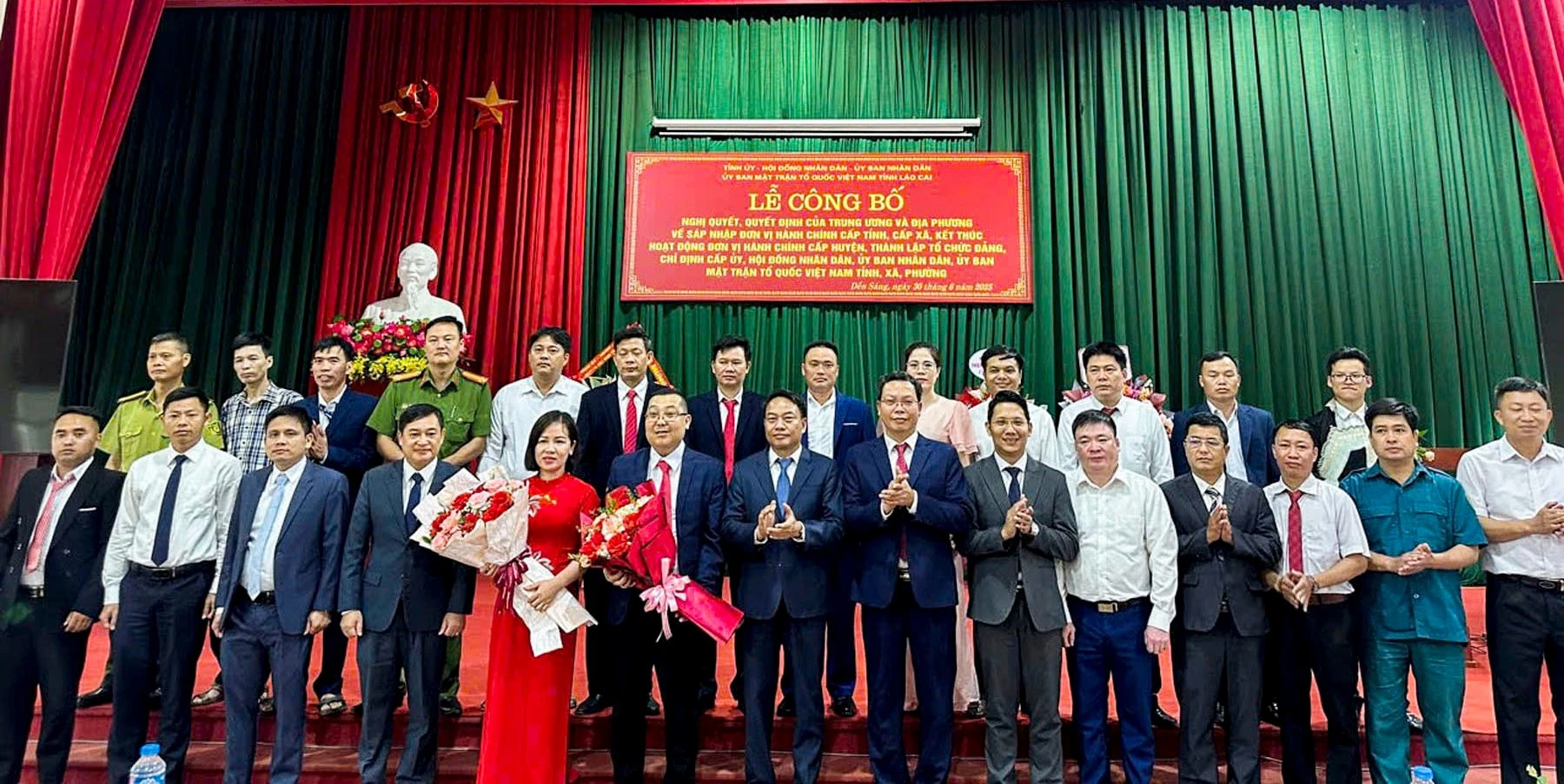 Ban Chấp hành Đảng bộ xã Dền Sáng ra mắt.